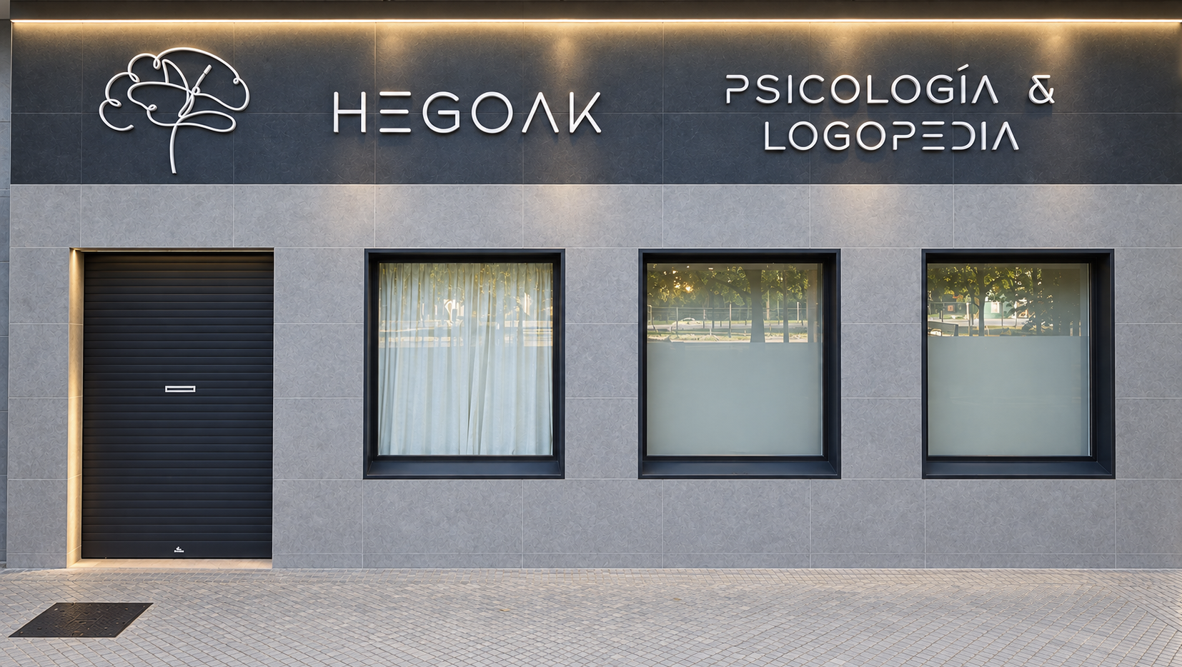 Fachada y entrada de Hegoak en C. Florida 65, Vitoria-Gasteiz