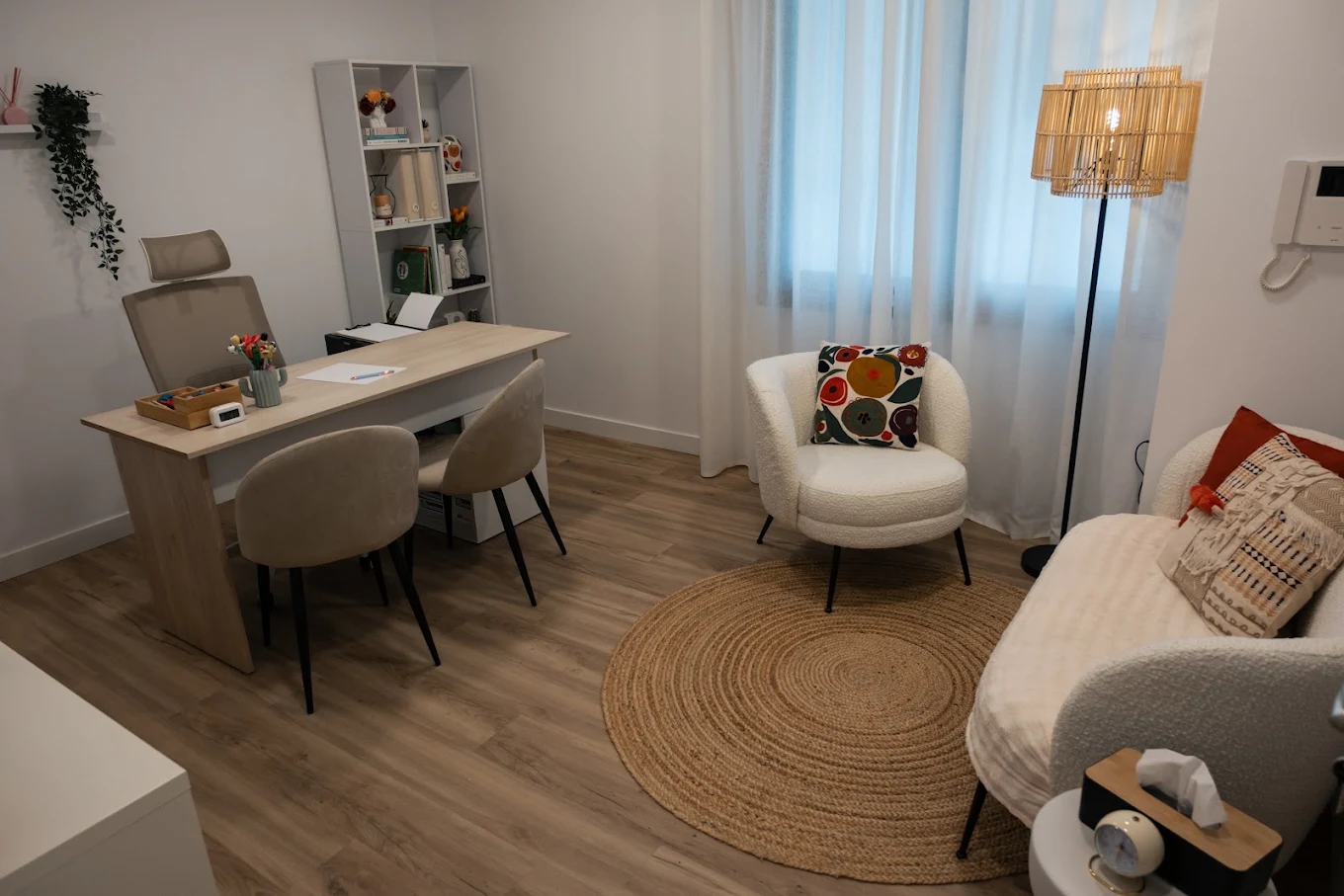 Sala de consulta de psicología con mesa, butaca y alfombra de fibra