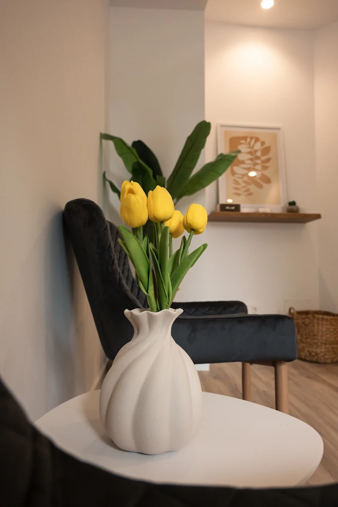 Detalle de la sala de espera con un jarrón de tulipanes